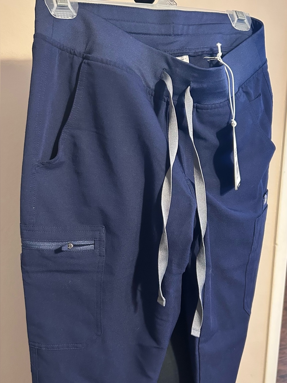 Women’s FIGS Navy Drawstring scrub Pants size small. Pockets. NWT.